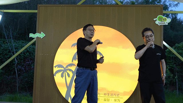 李、周合唱.gif